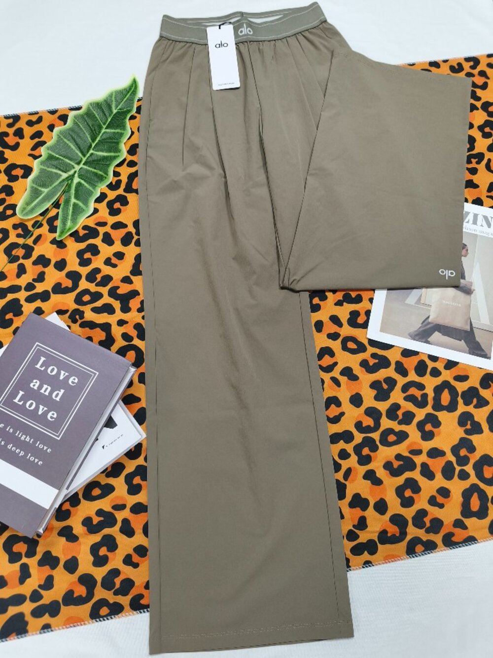 Brand New ALO Yoga Suit Up Olive Trouser💚Relaxed Fit Regular 30" Inseam🧃 - Picture 2 of 7